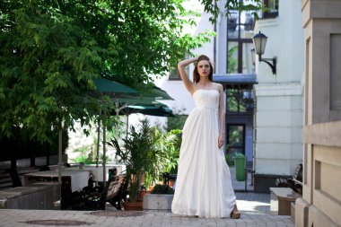 Beyaz elbiseli güzel model kadın portresi tam uzunlukta 