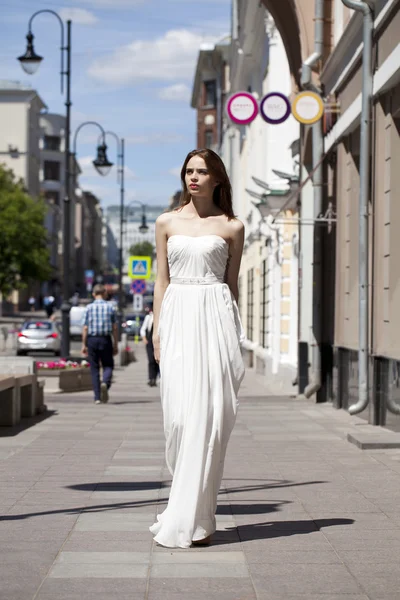 Teljes hossza gyönyörű modell nőt walking d-fehér portré — Stock Fotó