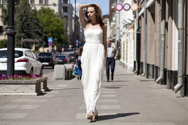 Ritratto a figura intera di bella modella che cammina in bianco d — Foto Stock