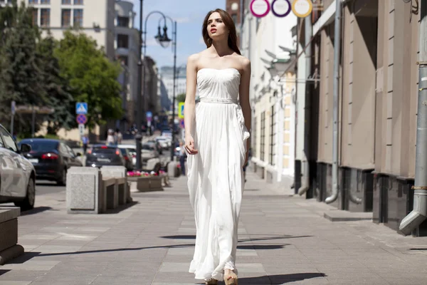 Portrait pleine longueur de belle femme modèle marchant en blanc d — Photo