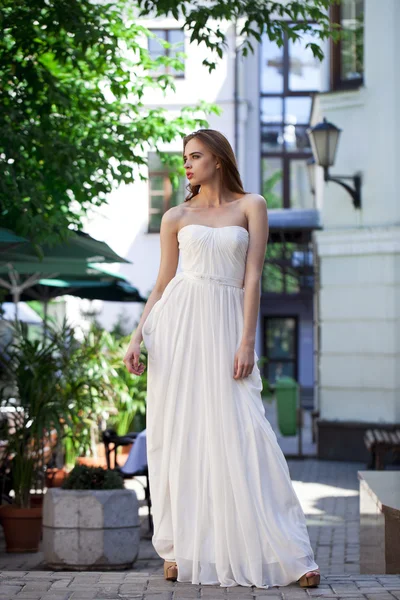 Retrato de cuerpo entero de hermosa modelo mujer en vestido blanco — Foto de Stock