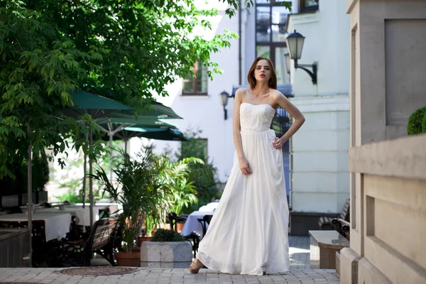 充分长的漂亮的模特穿白色连衣裙的女人的画像 — 图库照片