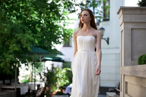 Портрет красивой модели женщины в белом платье — стоковое фото