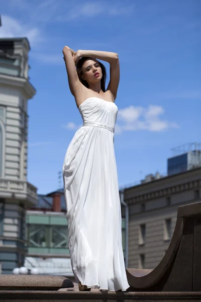 Полный портрет красивой модели женщины с длинными ногами wea — стоковое фото