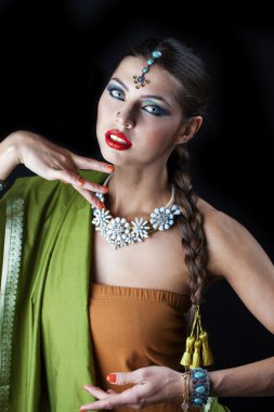 Yeşil Hint elbise genç güzel kadın