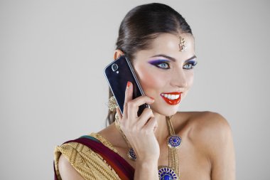 Genç geleneksel Hint Asyalı Hint sari