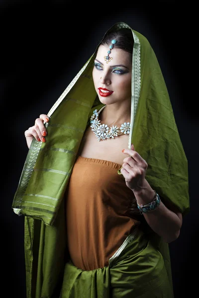 Ung vacker kvinna i grön Indiska klänning — Stockfoto