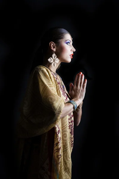 Jeune femme indienne asiatique traditionnelle — Photo