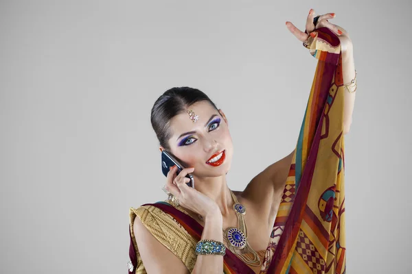 Jovem mulher indiana asiática tradicional em sari indiano — Fotografia de Stock