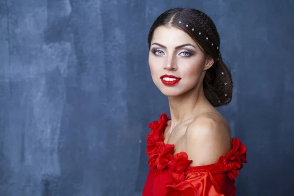 Donna ballerina di flamenco tradizionale spagnola che balla in abito rosso — Foto Stock