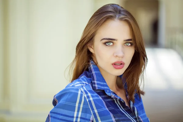 Close up de jovem mulher bonita em uma camisa azul xadrez — Fotografia de Stock