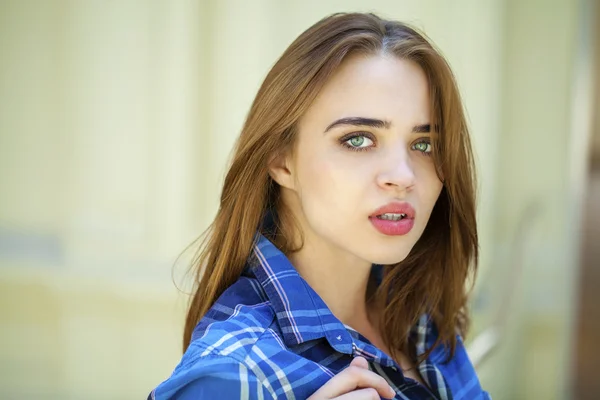 Close up de jovem mulher bonita em uma camisa azul xadrez — Fotografia de Stock