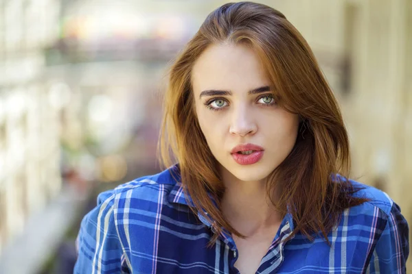 Close up van jonge mooie vrouw in een geruite blauw shirt — Stockfoto