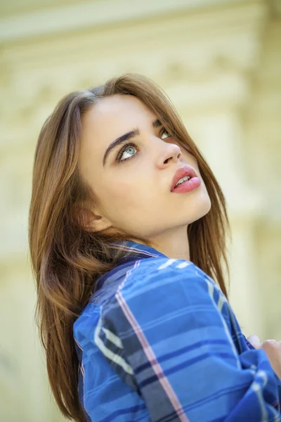 Close up de jovem mulher bonita em uma camisa azul xadrez — Fotografia de Stock