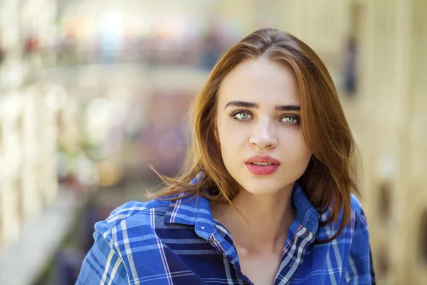 Close up de jovem mulher bonita em uma camisa azul xadrez — Fotografia de Stock