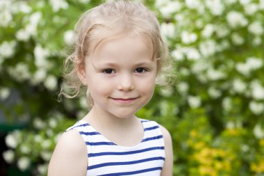 portre altı yıl kadar yakın küçük kız, arka plan 