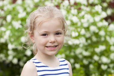 portre altı yıl kadar yakın küçük kız, arka plan 