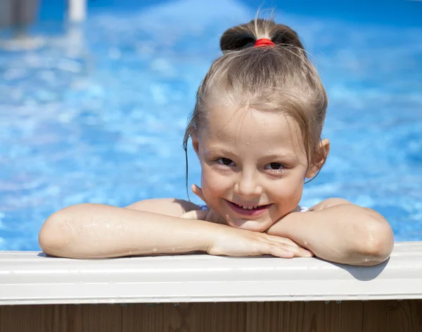 Barnepige i blå bikini ved swimmingpoolen. Varm sommer - Stock-foto