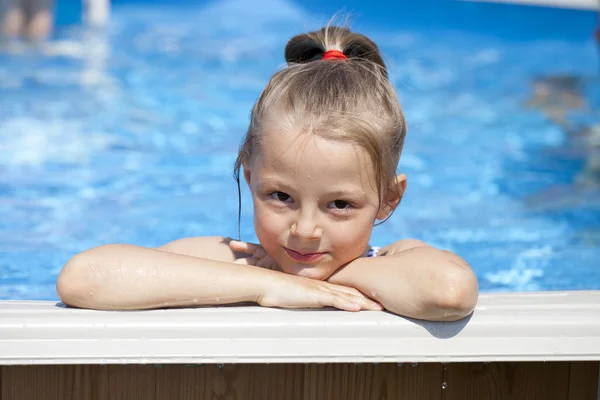Bambina in bikini blu vicino alla piscina. Estate calda — Foto Stock