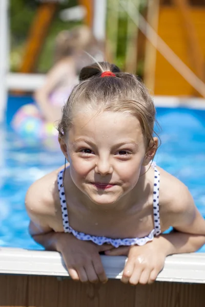 Bambina in bikini blu vicino alla piscina. Estate calda — Foto Stock