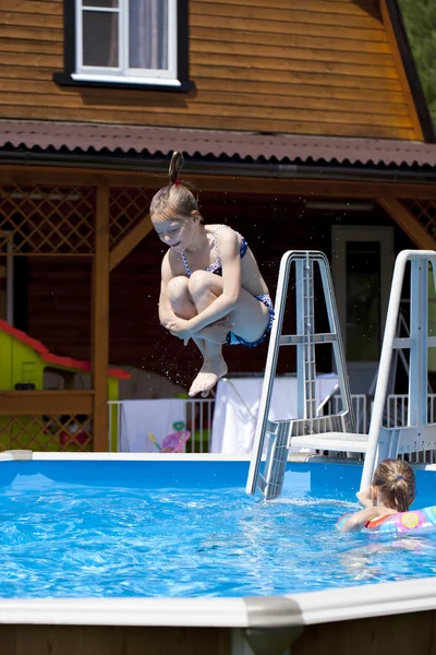 Bambina in bikini blu vicino alla piscina. Estate calda — Foto Stock