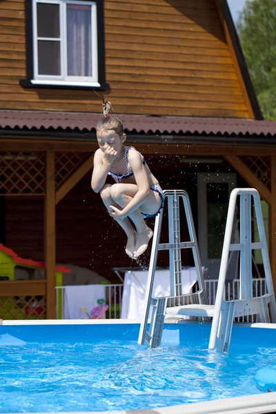 Bambina in bikini blu vicino alla piscina. Estate calda — Foto Stock