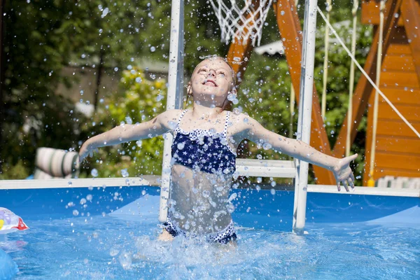 Bambina in bikini blu vicino alla piscina. Estate calda — Foto Stock