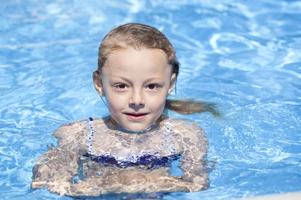 Gyermek lány kék bikini, medence közelében. forró nyár — Stock Fotó