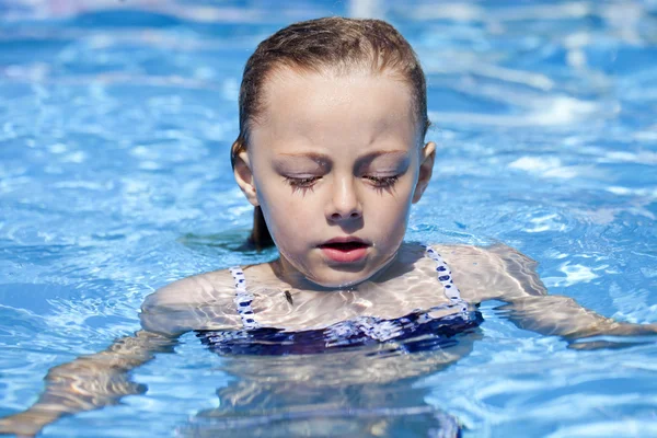 Kind meisje in blauwe bikini in de buurt van zwembad. warme zomer — Stockfoto