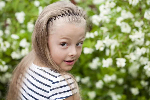 7 年の肖像画に近い比較に対しての小さな女の子 — ストック写真