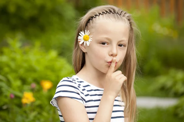 Little girl has put forefinger to lips as sign of silence — Stock Photo, Image