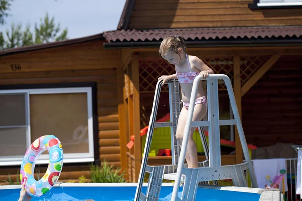Yüzme Havuzu yakınındaki pembe bikini kız çocuk. sıcak yaz — Stok fotoğraf