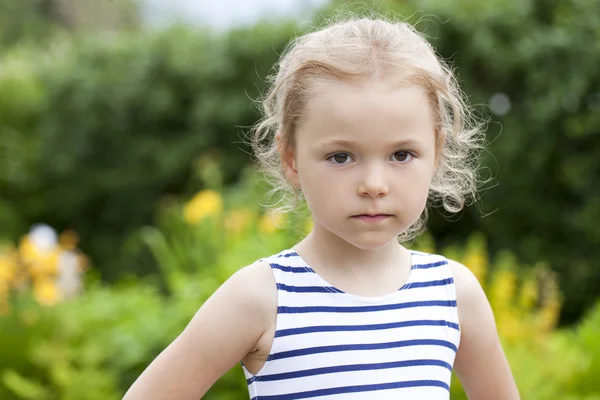 Portret van een zes jaar close-up meisje, tegen achtergrond — Stockfoto