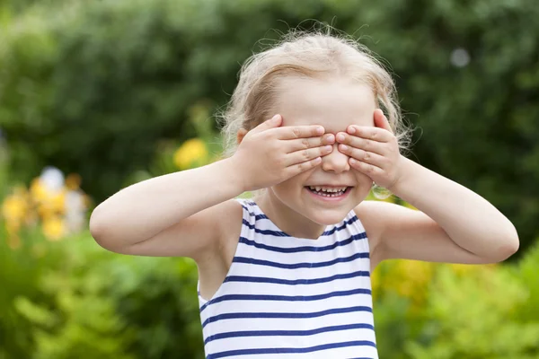 Close up ritratto di una bambina di sei anni, sullo sfondo — Foto Stock