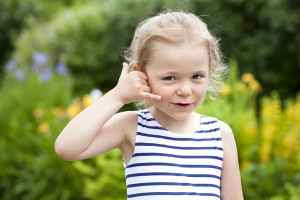 Ruf mich an, kleines Mädchen, das mir eine Geste macht — Stockfoto