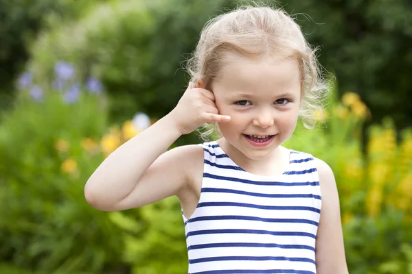 Ruf mich an, kleines Mädchen, das mir eine Geste macht — Stockfoto