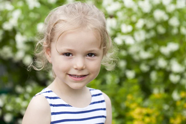 Portret van een zes jaar close-up meisje, tegen achtergrond — Stockfoto