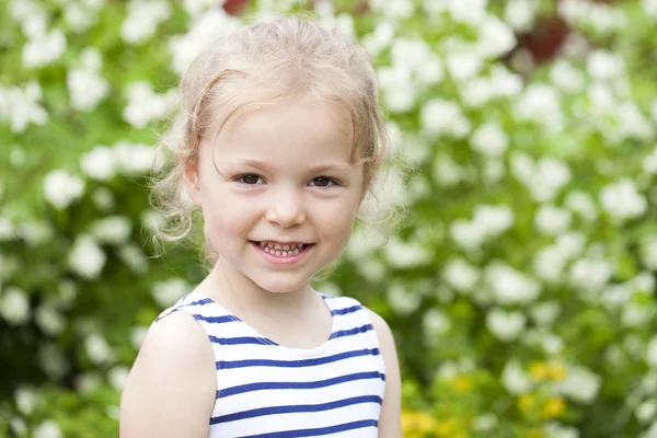 Close up retrato de uma menina de seis anos, contra o fundo — Fotografia de Stock