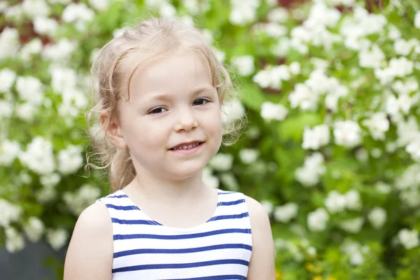 Portret van een zes jaar close-up meisje, tegen achtergrond — Stockfoto