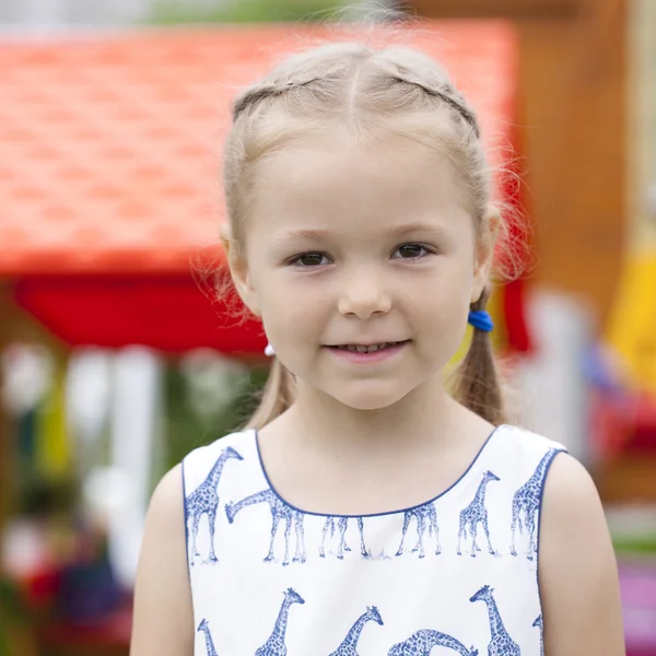 Portret van een zes jaar close-up meisje, tegen achtergrond — Stockfoto