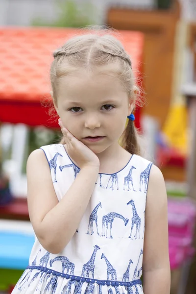 Nahaufnahme Porträt eines sechsjährigen Mädchens, vor dem Hintergrund — Stockfoto
