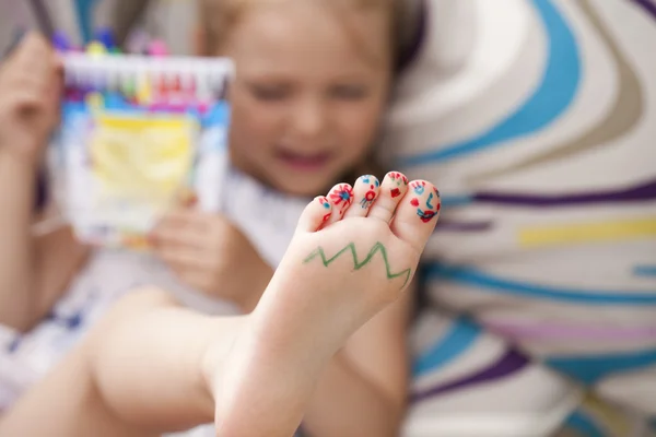 Раскрашенные детские пальцы на ногах — стоковое фото