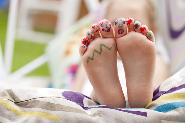 Geschilderde childrens vingers voeten — Stockfoto