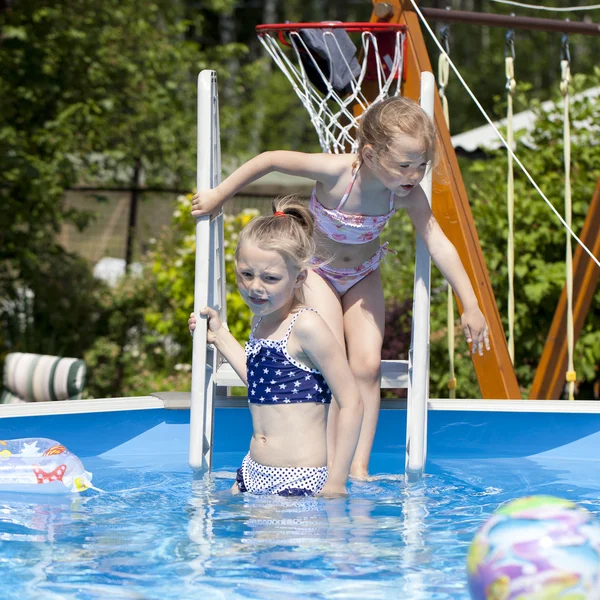 Bikini Yüzme Havuzu yakınındaki iki kız kardeş. sıcak yaz — Stok fotoğraf