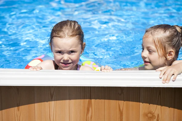 Twee zusters in bikini in de buurt van zwembad. warme zomer — Stockfoto