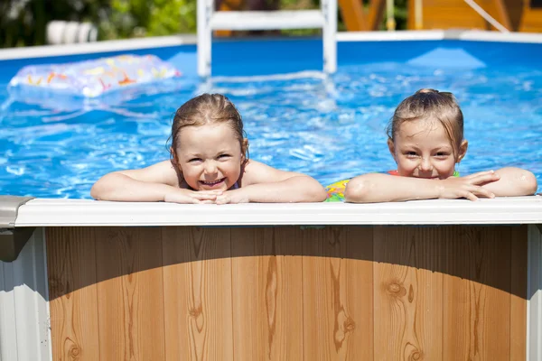 Bikini Yüzme Havuzu yakınındaki iki kız kardeş. sıcak yaz — Stok fotoğraf