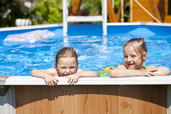Bikini Yüzme Havuzu yakınındaki iki kız kardeş. sıcak yaz — Stok fotoğraf