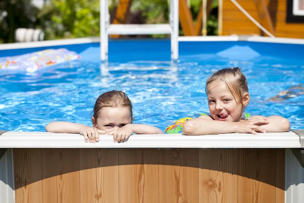 Two sisters in bikini near swimming pool. Hot Summer — Stock Photo, Image