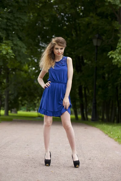 Mulher loira jovem bonita em vestido azul — Fotografia de Stock