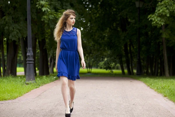 Schöne junge blonde Frau im blauen Kleid — Stockfoto